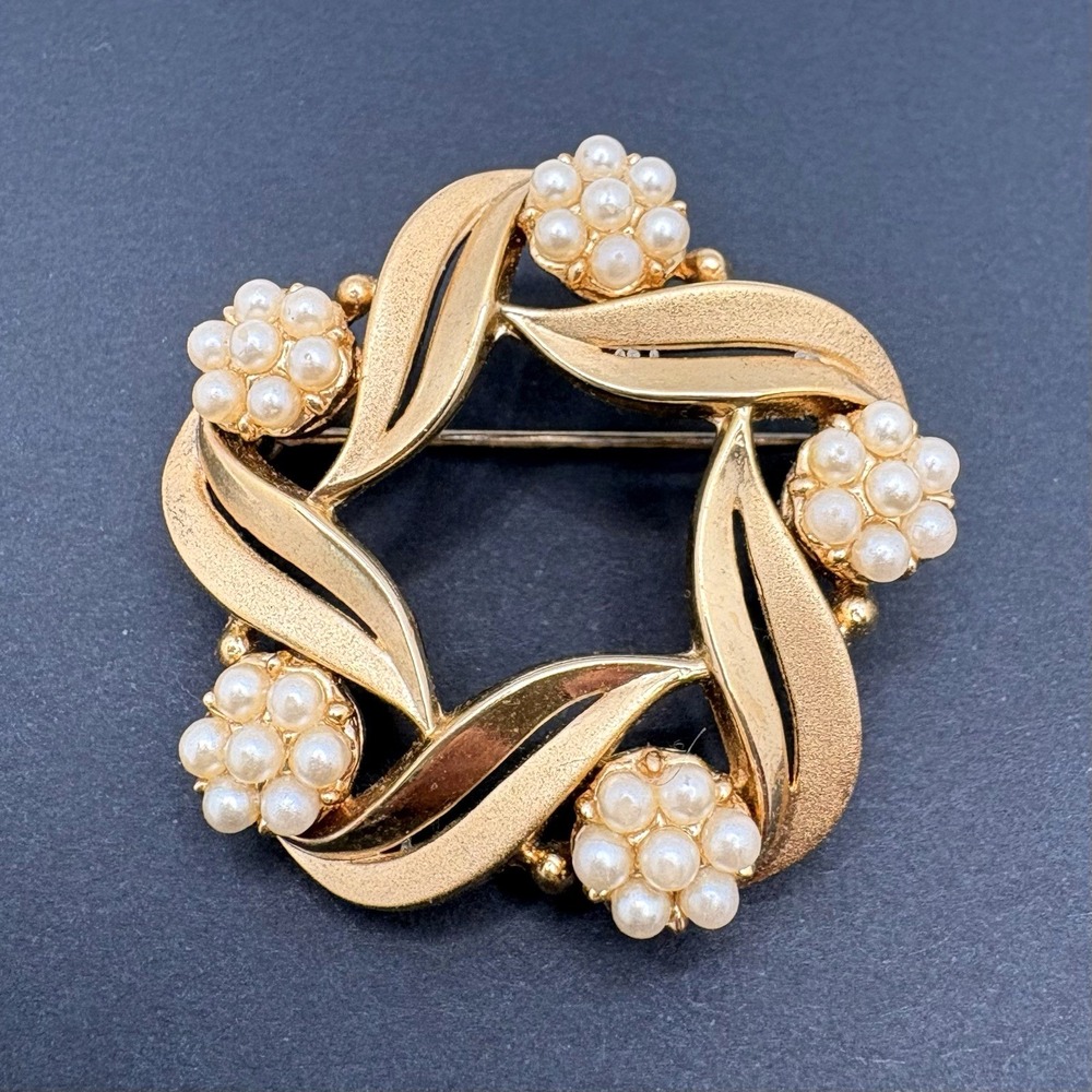 Vintage Crown Trifari Leaf Ribbon Wreath Brooch Faux Pearl Clusters Gold Tone